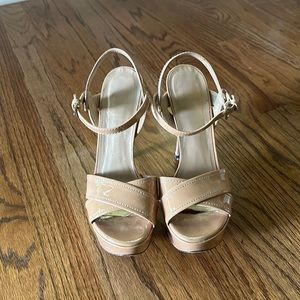 Stuart Weitzman nude patent leather platform sandal in size 71/2.